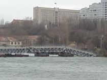 В Николаеве рухнула часть пешеходного моста через Ингул